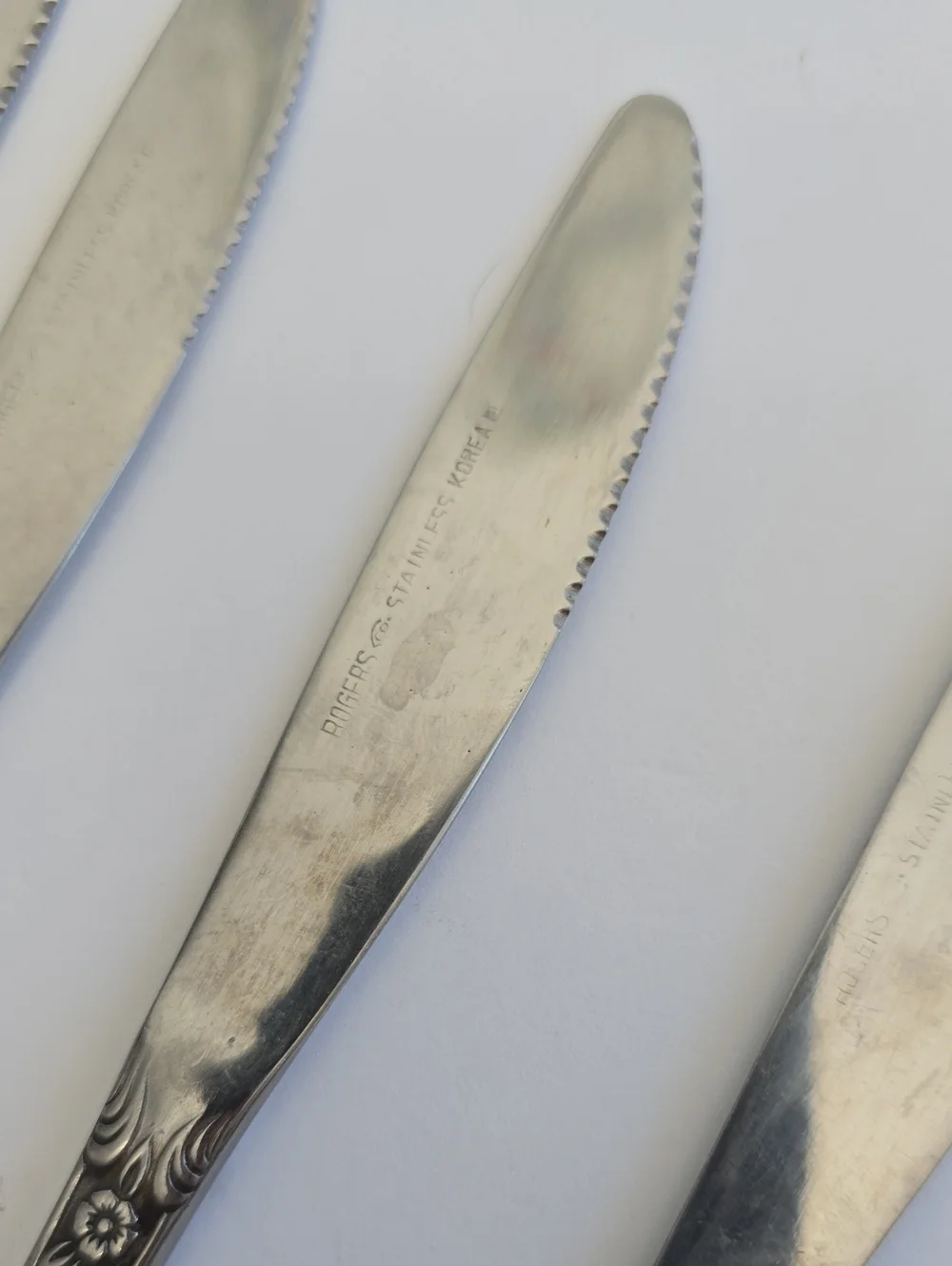 Vintage Rogers & Co Set Of 4 Korea Stainless Knives Floral Alexis 8 3/8